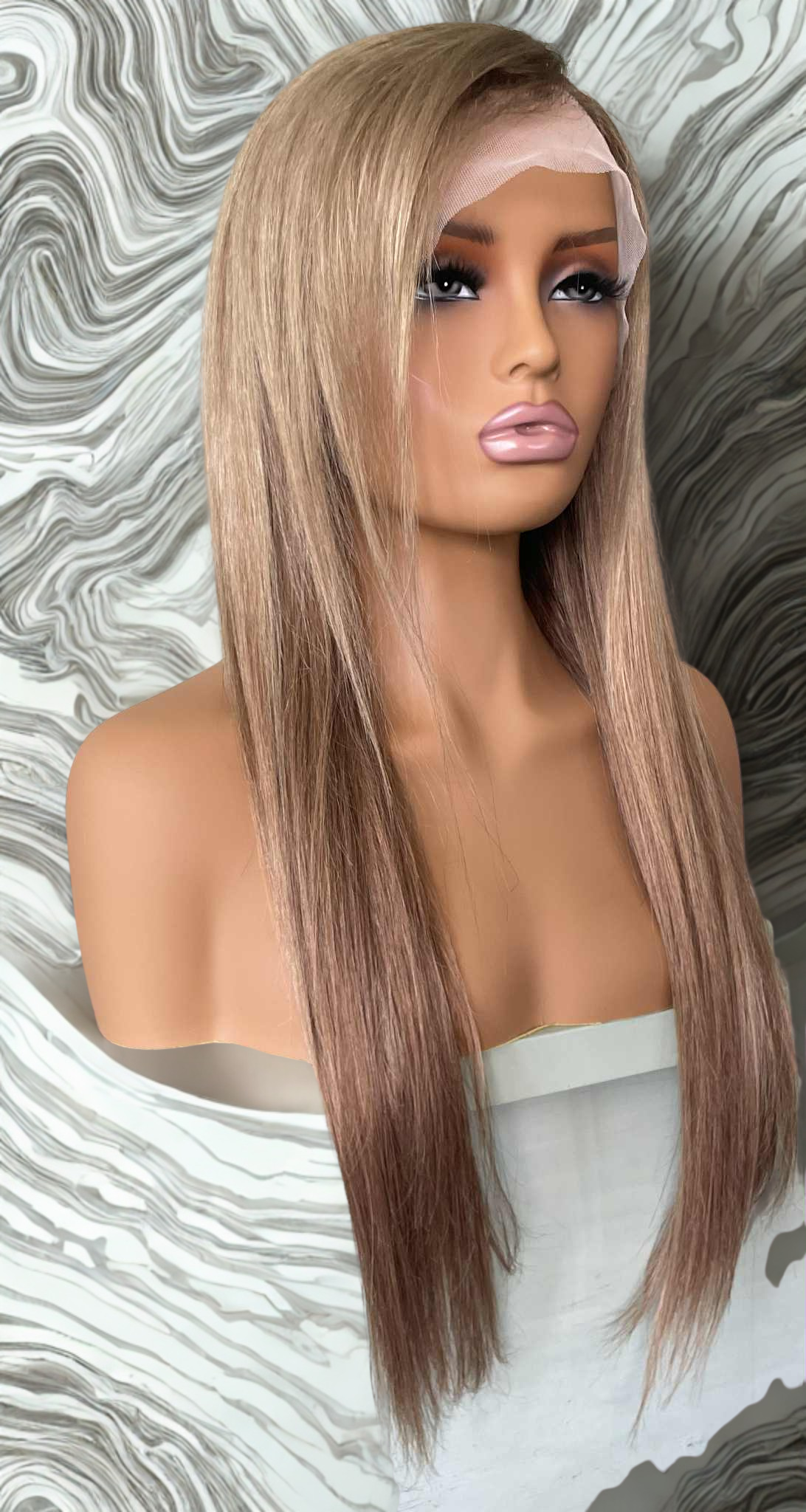 Perruque blonde longue MARIYA - Vue de profil montrant la longueur 24 pouces"