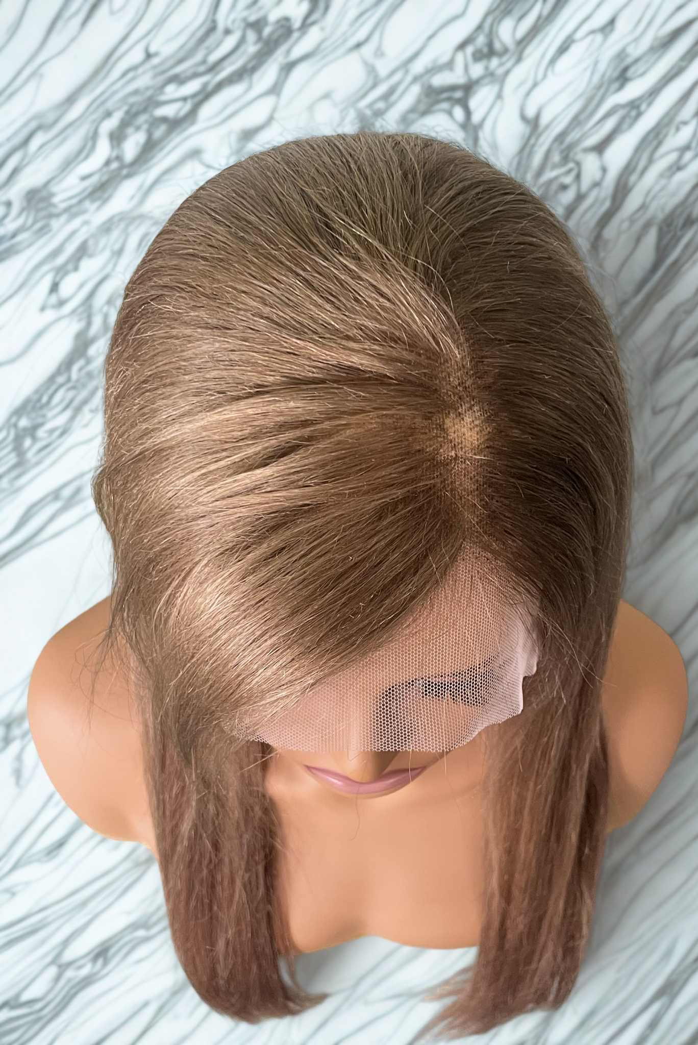 Perruque blonde longue MARIYA - Détail des mèches caramel cuivré avec pointes cendrées"