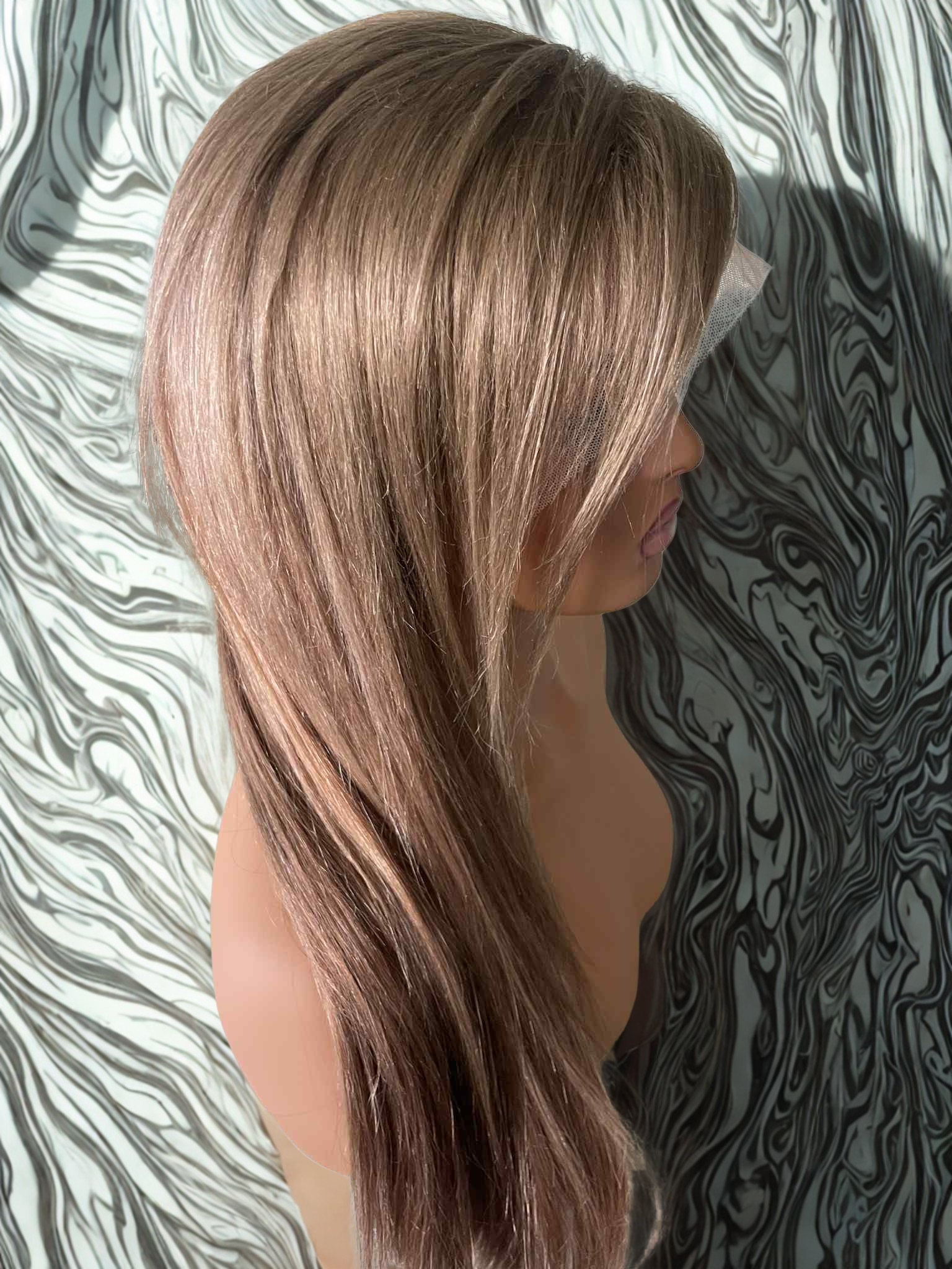 Perruque blonde longue MARIYA - Détail des mèches caramel cuivré avec pointes cendrées"