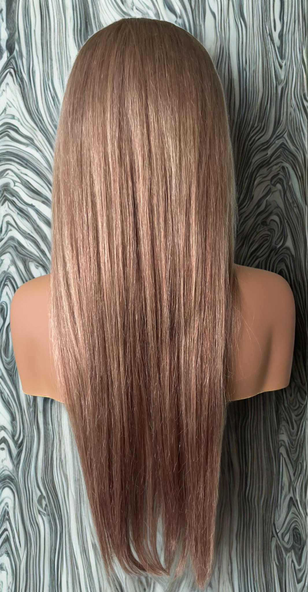 Perruque blonde longue MARIYA - Détail des mèches caramel cuivré avec pointes cendrées"